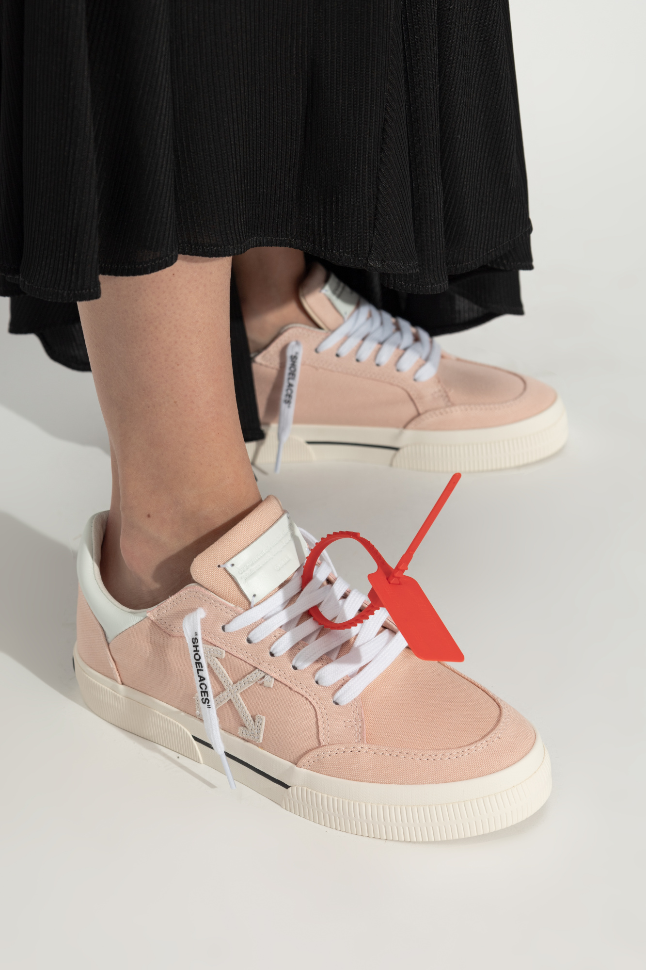 Off-White White New Low Vulcanized Animation Sneakers 関税込 OFF-WHITE New Low Vulcanized Animation Men's